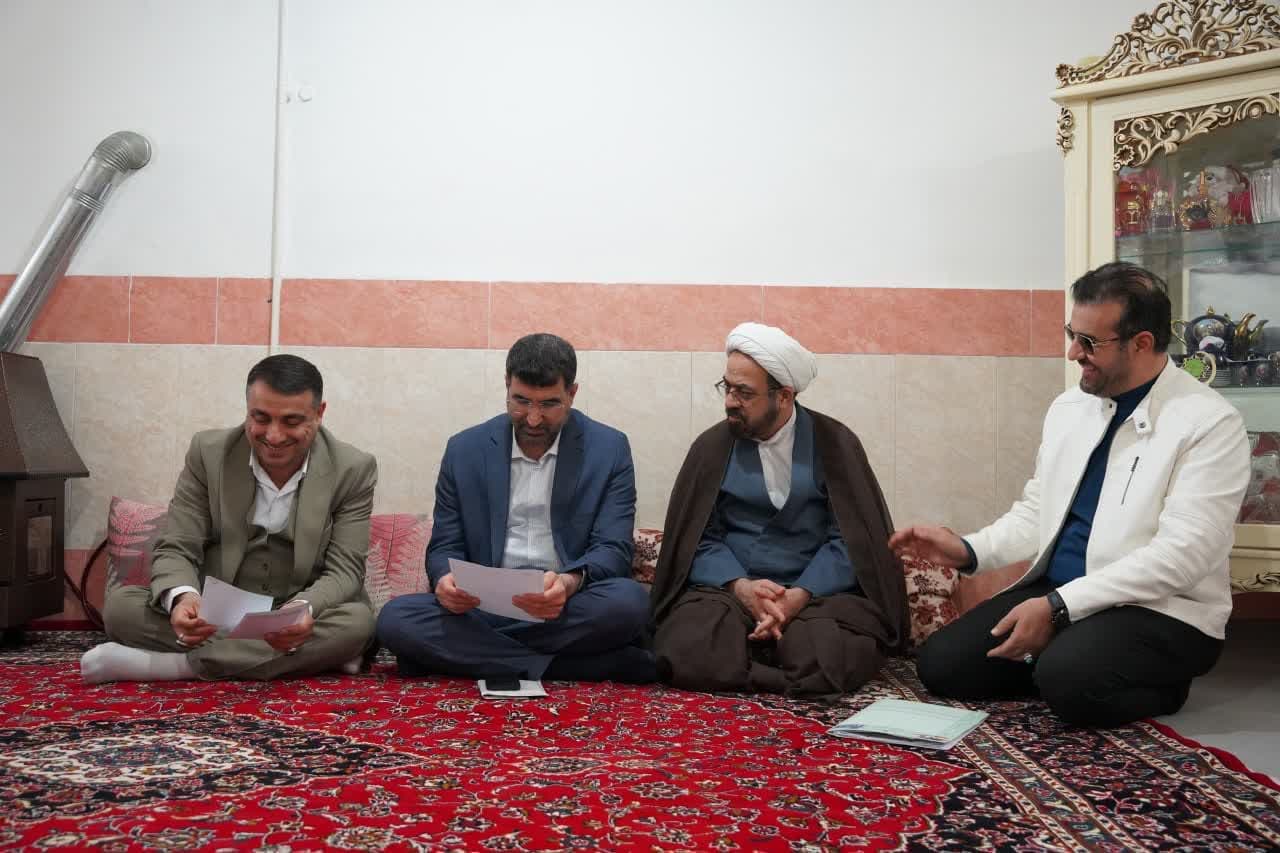 دیدار مدیرکل دفتر اقدامات حمایتی و مراقبت بعد از خروج سازمان زندانها با خانواده محترم یکی از زندانیان استان در ماه مبارک رمضان 1 photo 2025 04 09 08 19 43