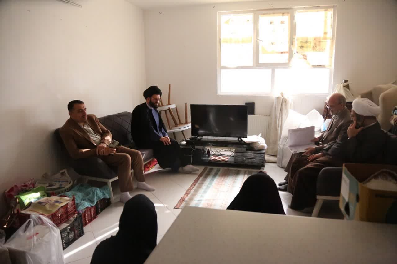 دیدار معاون سیاسی و امنیتی به همراه مشاور امور ایثارگران استاندار قم با خانواده محترم یکی از زندانیان استان در ماه مبارک رمضان 1 photo 2025 04 09 09 25 27